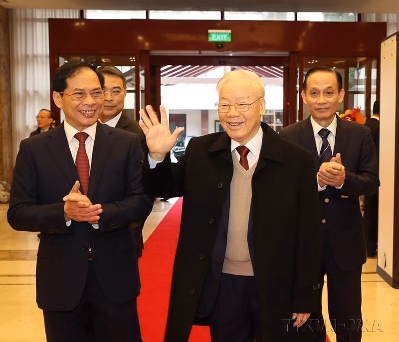El secretario general del Partido Comunista de Vietnam, Nguyen Phu Trong, asistió a la 32ª Conferencia Diplomática, con el tema: "Promover el papel pionero, construir una diplomacia integral, moderna y fuerte, implementando con éxito la Resolución del 13º Congreso Nacional del Partido", organizada tanto en formato presencial como en línea (Hanói, 19 de diciembre de 2023). (Foto: VNA)