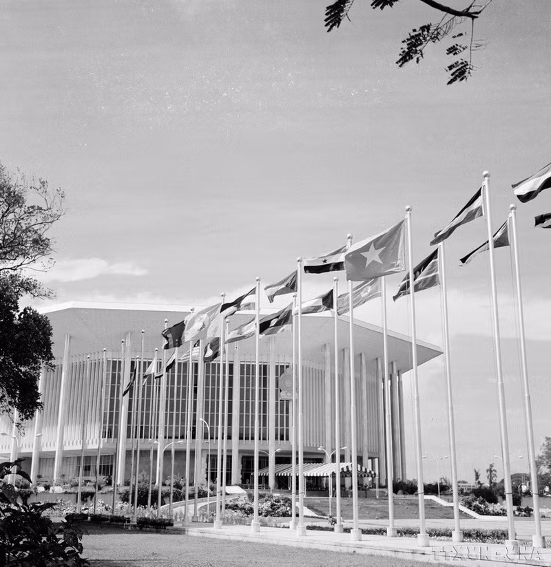 Tras la reunificación del país, el sector diplomático desempeñó un papel importante en la construcción de la paz, integrándolo gradualmente a la región y al mundo, con la firma y la participación en cientos de acuerdos internacionales. En la foto: La bandera vietnamita ondea frente al salón de la Quinta Cumbre del Movimiento de Países No Alineados en Colombo, Sri Lanka (1976). (Foto: VNA)