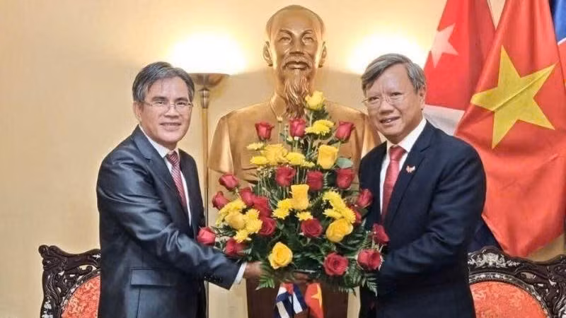 El embajador de Laos en Cuba, Vanhtha Sengmeuang, felicita a su par vietnamita. (Foto: Embajada de Vietnam en Cuba)