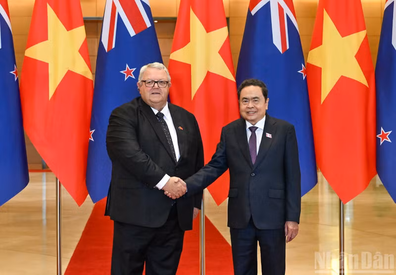 El presidente de la Asamblea Nacional de Vietnam, Tran Thanh Man, recibe al presidente del Parlamento de Nueva Zelanda, Gerry Brownlee. (Foto: Nhan Dan)
