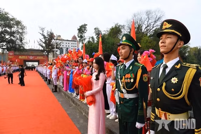 Las fuerzas armadas están listas para la ceremonia de bienvenida a los delegados que participan en el programa de intercambio. (Foto: qdnd)
