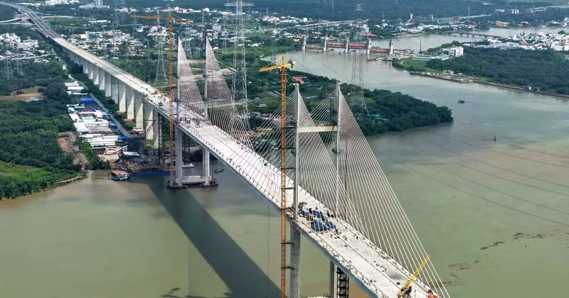 Construcción del puente Binh Khanh en el lado de la comuna de Binh Khanh, Ciudad Ho Chi Minh. (Foto: VNA)