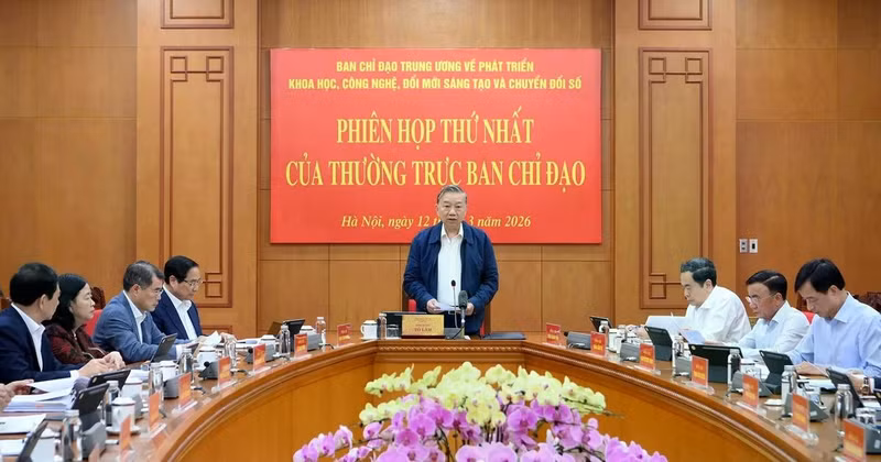 El secretario general del Partido Comunista de Vietnam, To Lam, preside la reunión. (Foto: Nhan Dan)