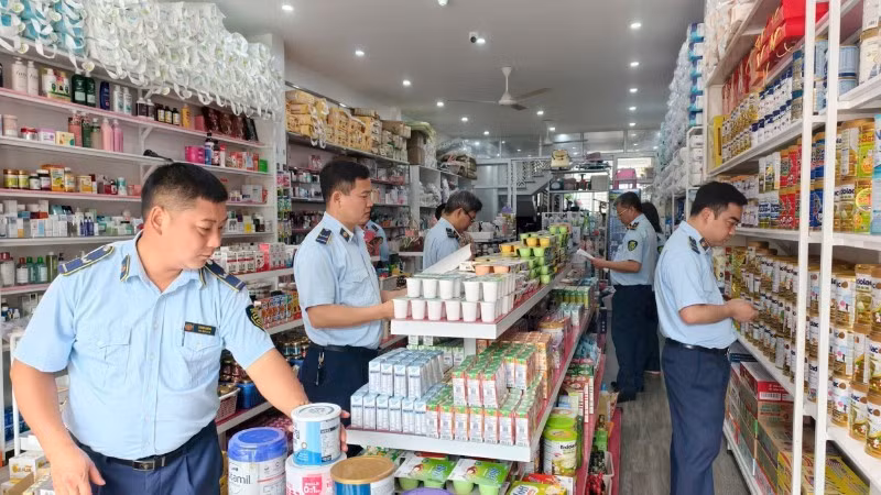 La fuerza de gestión del mercado de la provincia de Lao Cai intensifica las inspecciones y el control de mercancías en los establecimientos comerciales. (Foto: Nhan Dan)