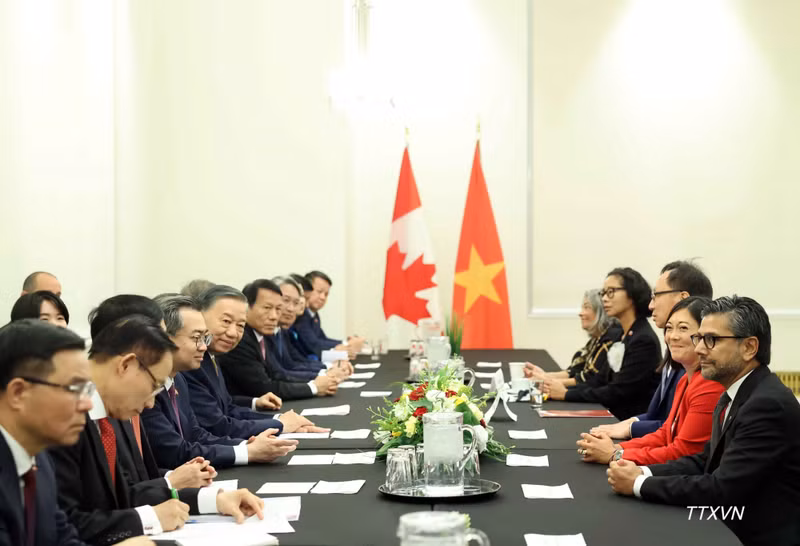 El secretario general del Partido Comunista y presidente de Vietnam, To Lam, sostiene un encuentro con el Grupo Parlamentario de Amistad Canadá-Vietnam. (Foto: VNA)