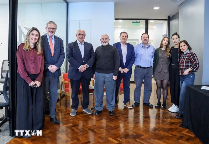 Dirigentes de la Bolsa de Cereales de Buenos Aires, la Asociación de la Cadena de la Soja Argentina y representantes de la prensa de países con vínculos agrícolas clave con Argentina en el evento. (Foto: VNA)