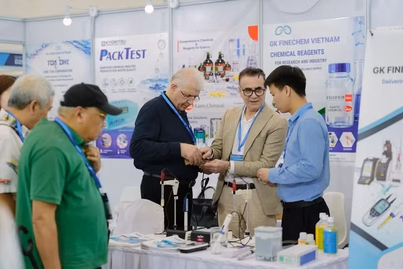 Visitantes en la cuarta Exposición de Tecnología Inteligente OCTF Vietnam (OCTF 2026) (Foto: VNA)