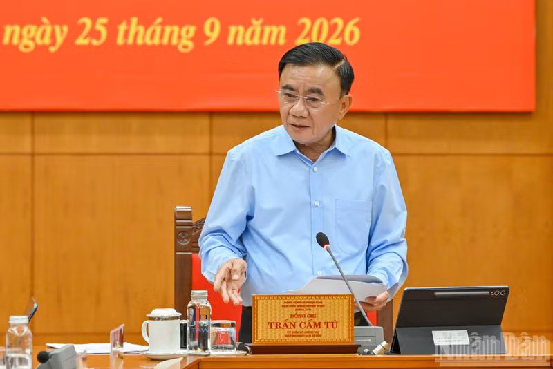 El miembro del Buró Político y permanente del Secretariado del Comité Central del Partido Comunista de Vietnam, Tran Cam Tu, preside la reunión. (Foto: Nhan Dan)
