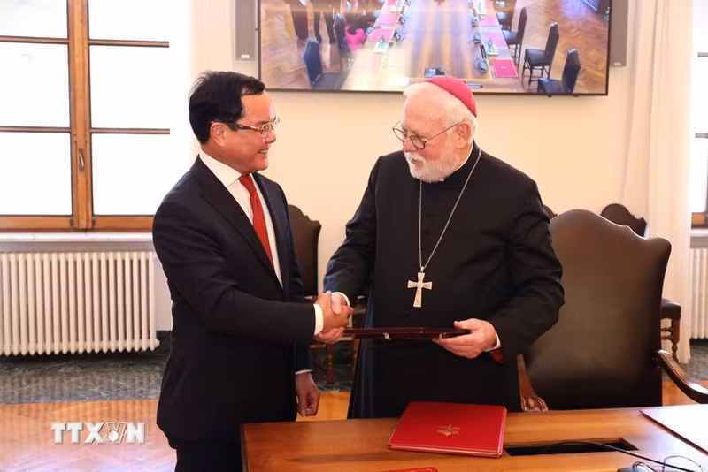 El ministro de Ministerio de Asuntos Étnicos y Religiosos de Vietnam, Nguyen Dinh Khang, y el arzobispo Paul Richard Gallagher, secretario para las Relaciones con los Estados de la Santa Sede en el Vaticano. (Foto: VNA)