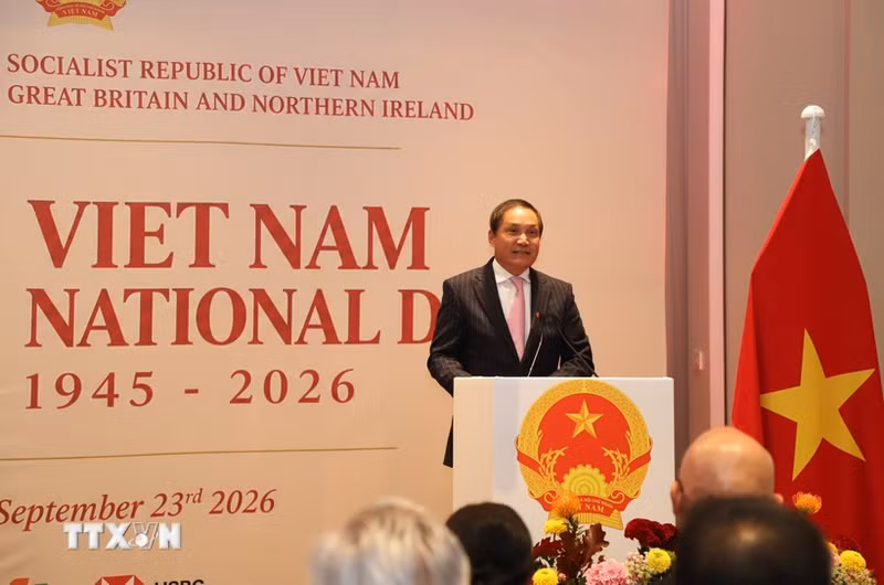 El embajador de Vietnam en Reino Unido, Do Minh Hung, habla en el evento. (Foto: VNA)