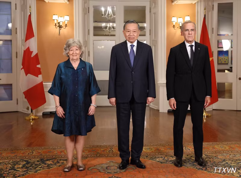 El secretario general del Partido Comunista y presidente de Vietnam, To Lam, (centro), la gobernadora general de Canadá, Louise Arbour, y el primer ministro de Canadá, Mark Carney. (Foto: VNA)