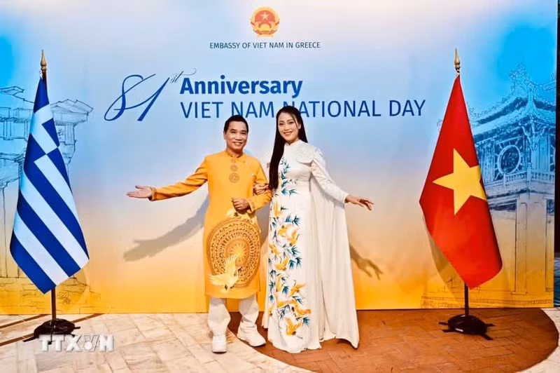 Artistas de la Federación de Organizaciones Unesco de Vietnam actúan en la celebración del 81º aniversario del Día Nacional de Vietnam, organizado por la Embajada de Vietnam en Grecia. (Foto: VNA)