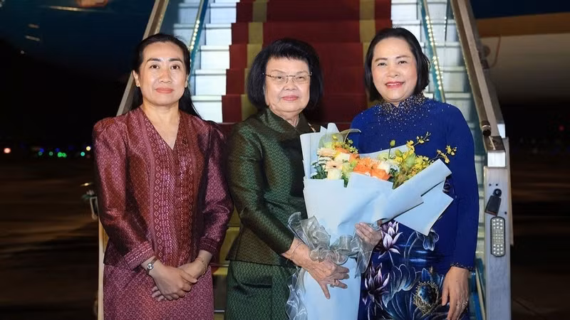 La vicepresidenta de la Asamblea Nacional, Nguyen Thi Thanh, da la bienvenida a la titular de la Asamblea Nacional de Camboya, Samdech Khuon Sudary, en el Aeropuerto Internacional Noi Bai. Foto: VNA