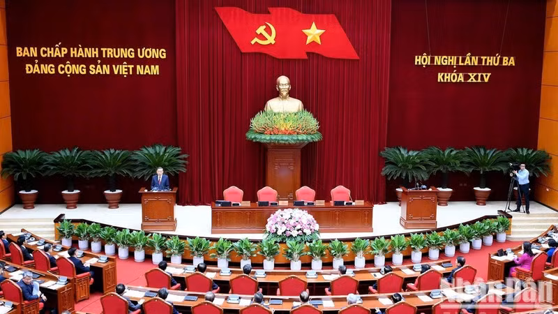La clausura del tercer pleno del Comité Central del Partido. (Foto: Nhan Dan)