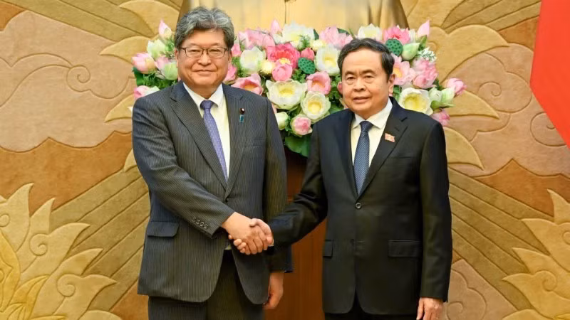 El presidente de la Asamblea Nacional de Vietnam, Tran Thanh Man, (derecha) recibe al secretario general ejecutivo interino del Partido Liberal Democrático de Japón (PLD), Hagiuda Koichi. (Foto: Nhan Dan) 