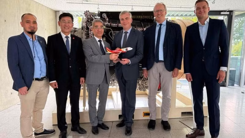 El embajador de Vietnam en Alemania, Nguyen Dac Thanh, y representantes de VietJet Air entregan un obsequio a los dirigentes de la Autoridad de Aviación de Alemania. (Foto: Embajada de Vietnam en Alemania) 