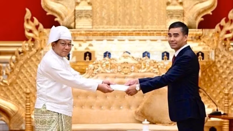 El embajador de Vietnam en Myanmar, Nguyen Anh Duc, presenta sus cartas credenciales al presidente birmano, Min Aung Hlaing. (Foto: Cancillería de Vietnam en Myanmar)