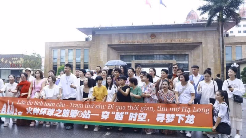 Casi mil turistas chinos ingresan a Vietnam por el Puesto Fronterizo Internacional de Mong Cai, en provincia vietnamita de Quang Ninh.
