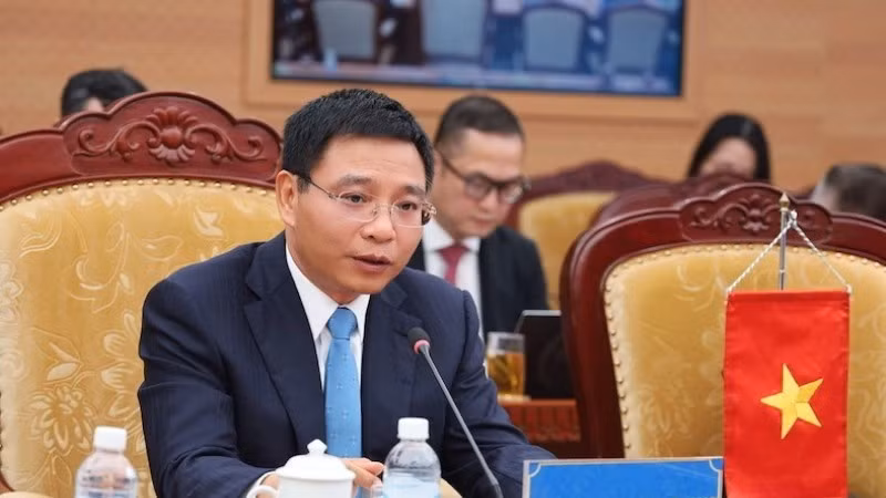 El ministro de Finanzas de Vietnam, Nguyen Van Thang, habla en la cita.