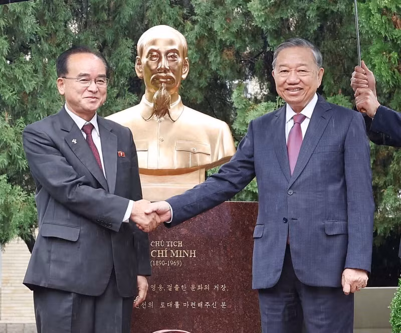 El secretario general del Partido Comunista de Vietnam, To Lam, (derecha) y Cho Yong Won, secretario del Comité Central del Partido del Trabajo de Corea y jefe su Comisión de Organización. (Foto: VNA) 