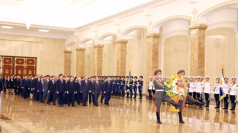 El secretario general del Partido Comunista de Vietnam, To Lam, y una delegación de alto nivel del país indochino rinden en homenaje a Kim Il Sung, expresidente de Corea del Norte, y a Kim Jong Il, exsecretario general del PTC, en el Palacio del Sol Kumsusan, en Pyongyang. (Foto: VNA)