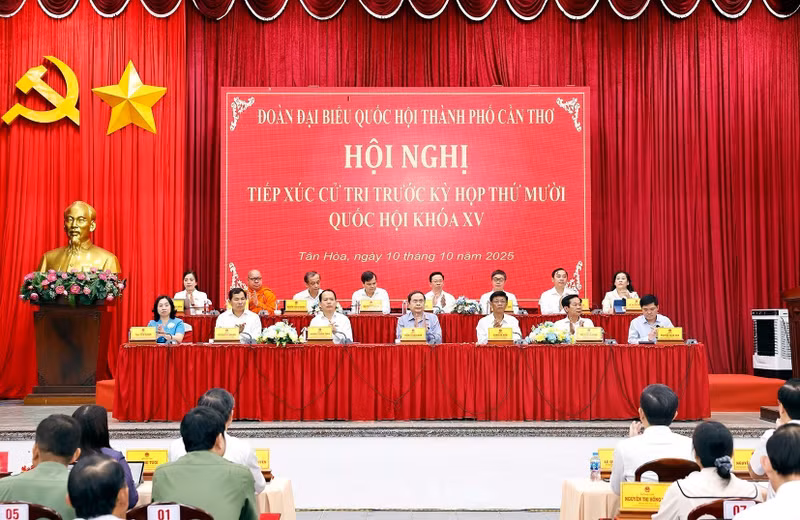 vna-potal-chu-tich-quoc-hoi-tran-thanh-man-tiep-xuc-cu-tri-tai-thanh-pho-can-tho-8329303.jpg
