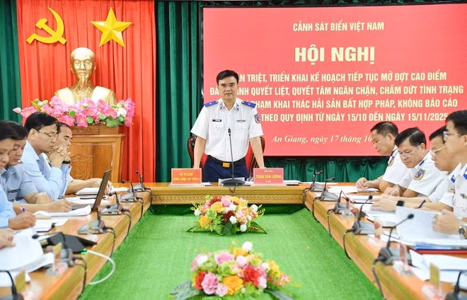El general de brigada Vu Trung Kien, subcomandante encargado de asuntos jurídicos de la Guardia Costera de Vietnam, en la conferencia. (Foto: VNA)