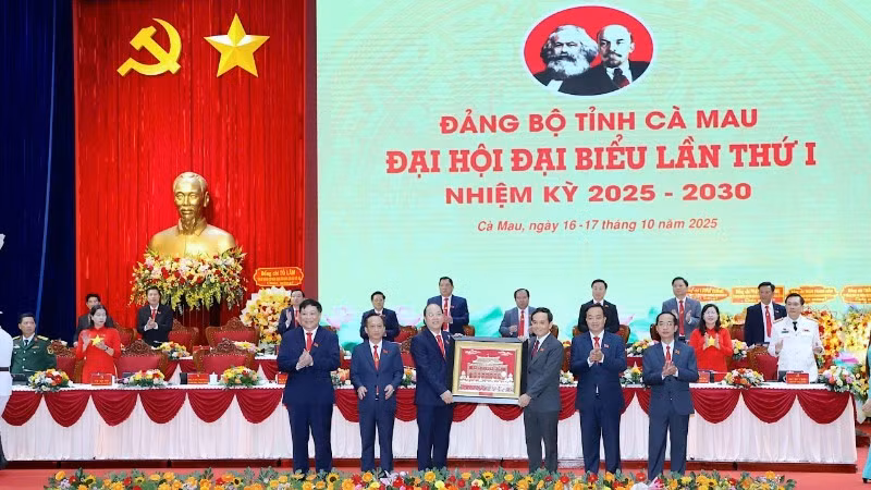 Tran Luu Quang, secretario del Comité Central del Partido y secretario del Comité del Partido de Ciudad Ho Chi Minh (tercero desde la derecha, primera fila), entrega un regalo para felicitar a la Asamblea.