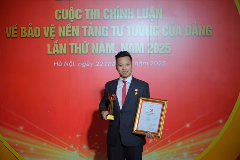 El profesor asociado Tran Le Hung, profesor de la Universidad Gustave Eiffel (Francia), gana el prometedor premio en el Concurso de Ensayo Político 2025 sobre la Protección de la Base Ideológica del Partido. (Foto: VNA)