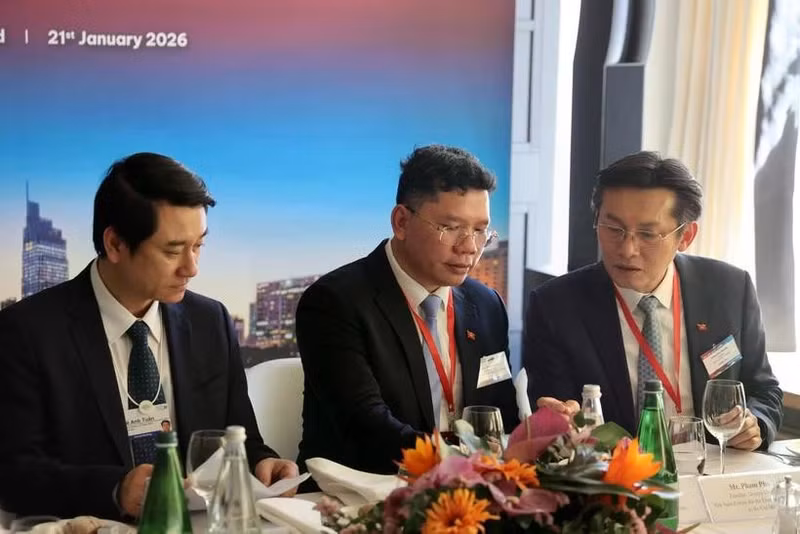 El viceministro de Relaciones Exteriores Le Anh Tuan (primero, izquierda) y Hoang Nguyen Dinh, vicepresidente del Comité Popular de Ciudad Ho Chi Minh (centro), en el evento. (Foto: VNA)