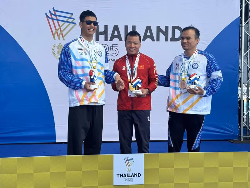 En la prueba masculina de 50 metros braza SB11, Nguyen Van Hanh se alza con la medalla de oro tras registrar un tiempo de 36,37 segundos. (Foto: VNA)