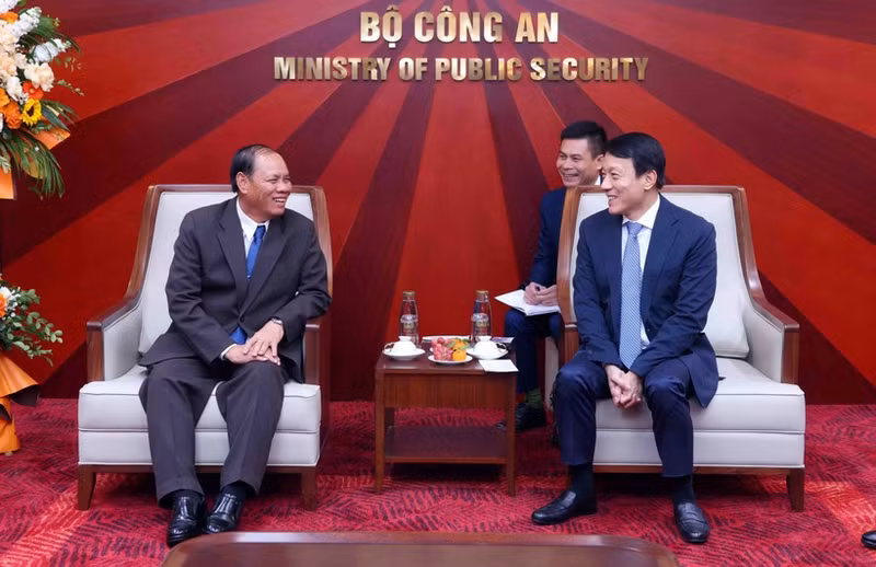 El miembro del Buró Político y permanente del Secretariado del Comité Central del Partido Popular Revolucionario de Laos, Vilay Lakhamphong, (izquierda) y el miembro del Buró Político y el ministro de Seguridad Pública de Vietnam, Luong Tam Quang. (Foto: VNA)