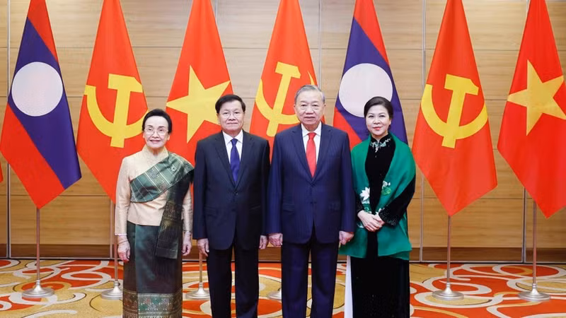 El secretario general del Partido Comunista de Vietnam (PCV), To Lam, (segundo a la derecha) y el secretario general del Partido Popular Revolucionario de Laos (PPRL) y presidente del país, Thongloun Sisoulith, y sus esposas (Fuente: VNA)