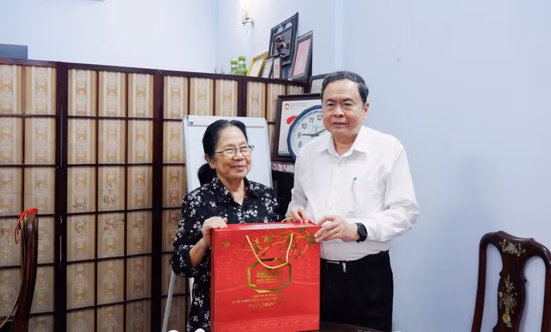 El presidente de la Asamblea Nacional de Vietnam, Tran Thanh Man, visita la familia de Nguyen Thi Ngoc Phuong, exvicepresidenta de la Asamblea Nacional y exdirectora del Hospital Tu Du.