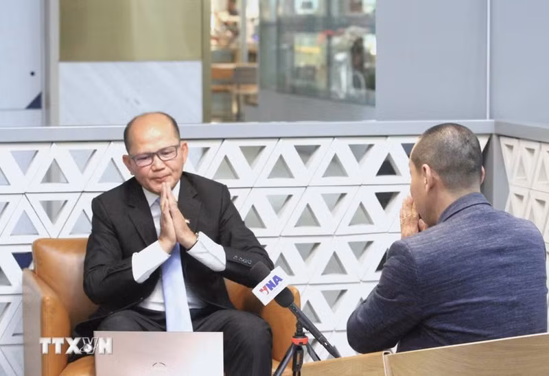 Uch Leang, director interino del Departamento de Estudios Asiáticos, Africanos y del Medio Oriente del Instituto de Relaciones Internacionales, dependiente de la Real Academia de Camboya (RAC), en la entrevista. (Foto: VNA)