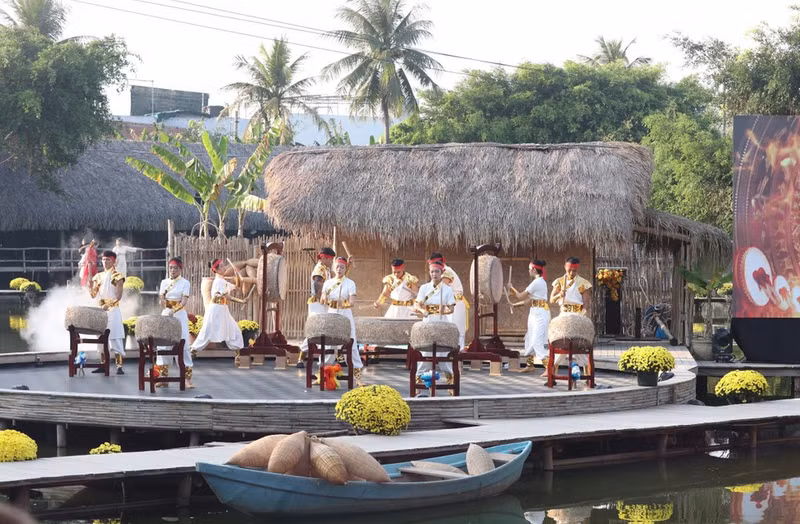 La aldea de oficios tradicionales Nha Trang se convierte en un destino cultural único en los primeros días del nuevo año.