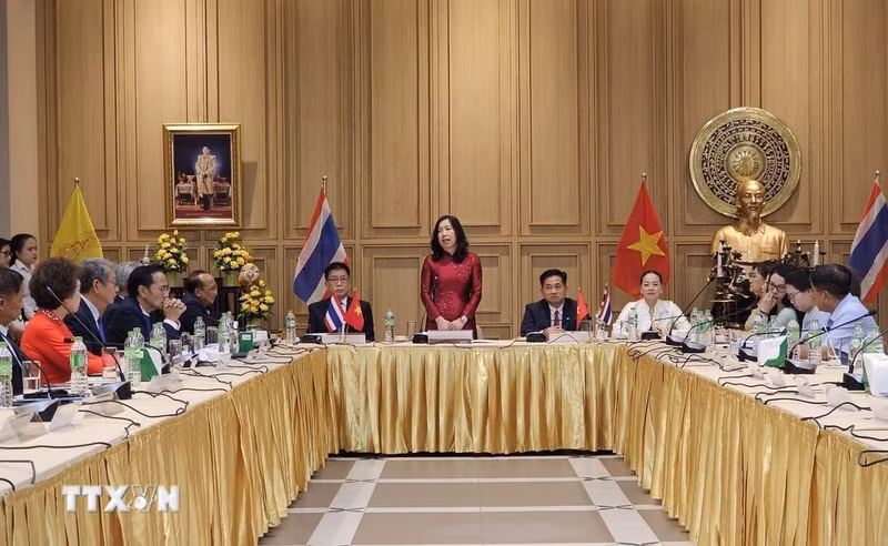 La viceministra de Relaciones Exteriores Le Thi Thu Hang trabaja con asociaciones vietnamitas en la provincia de Udon Thani, en el noreste de Tailandia. (Foto: VNA)
