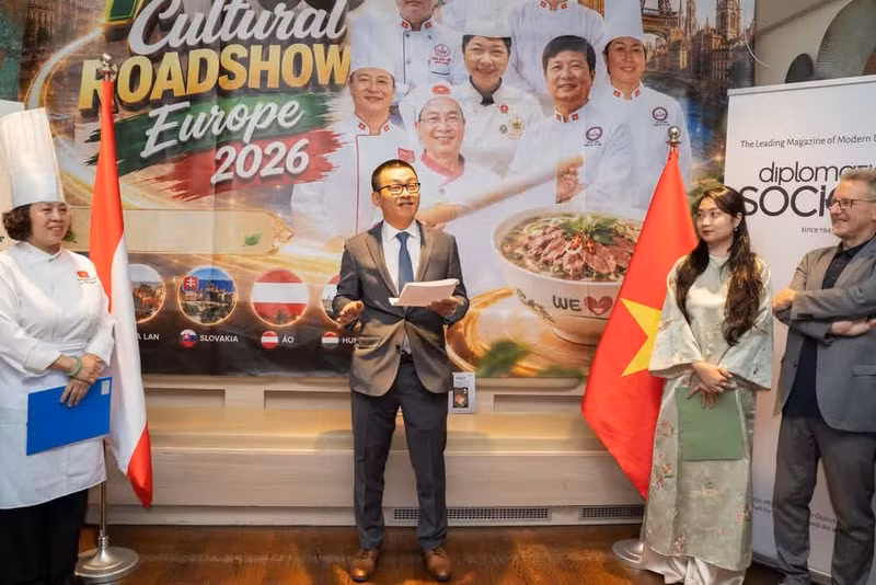 El embajador de Vietnam en Austria, Vu Le Thai Hoang, habla en el evento.