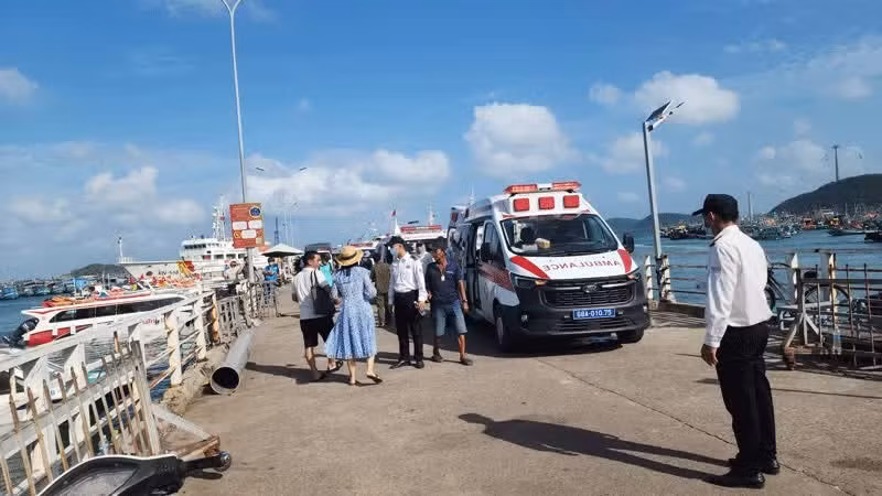 Despliegan operativo de rescate tras el naufragio de una embarcación turística frente a Phu Quoc