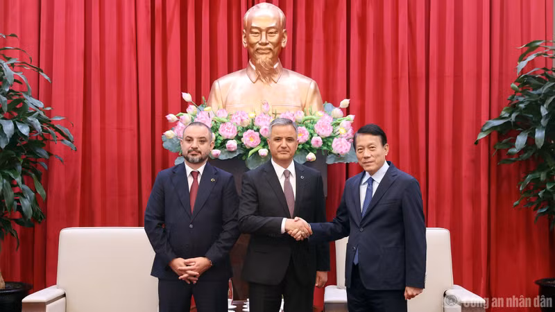 El ministro de Seguridad Pública de Vietnam, Luong Tam Quang, recibe a los gerentes de ICT y ANVI. (Foto: cand.vn)