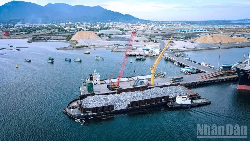 Los puertos marítimos de la provincia de Khanh Hoa atraen cada vez a más inversores nacionales e internacionales interesados en invertir en proyectos de desarrollo económico de alcance regional. (Foto: Nhan Dan)