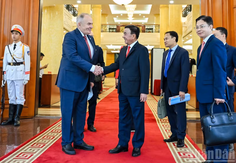 El miembro del Buró Político y permanente del Secretariado del Comité Central del Partido Comunista de Vietnam, Tran Cam Tu, recibe a Gyula Thürmer, presidente del Partido Obrero Húngaro.