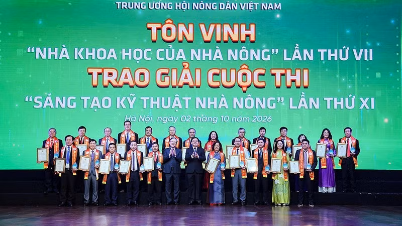 El viceprimer ministro Ho Quoc Dung y el presidente de la Asociación de Agricultores de Vietnam, Luong Quoc Doan, entregan el título de “Científico de los agricultores” a personas destacadas. (Foto: Asociación de Agricultores de Vietnam)