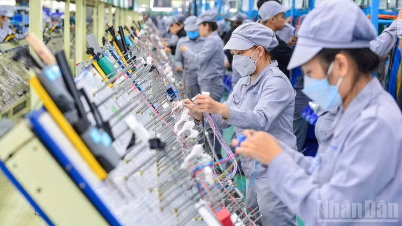 Las empresas vietnamitas avanzan hacia una transformación más ecológica y una digitalización más profunda. (Foto: Nhan Dan)