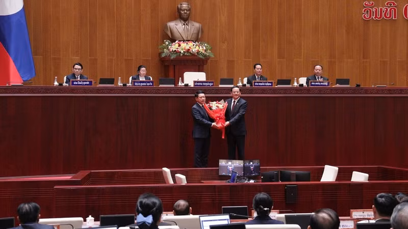 El presidente de la Asamblea Nacional de Laos, Sonexay Siphandone, felicita al recién elegido primer ministro, Saleumxay Kommasith. (Foto: Nhan Dan)