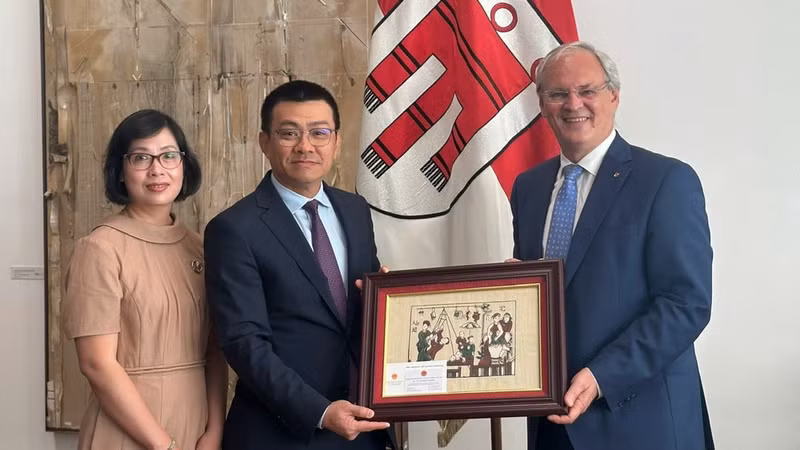 El embajador de Vietnam en Austria, Vu Le Thai Hoang, se reúne con el presidente del Parlamento del estado de Vorarlberg, Harald Sonderegger.