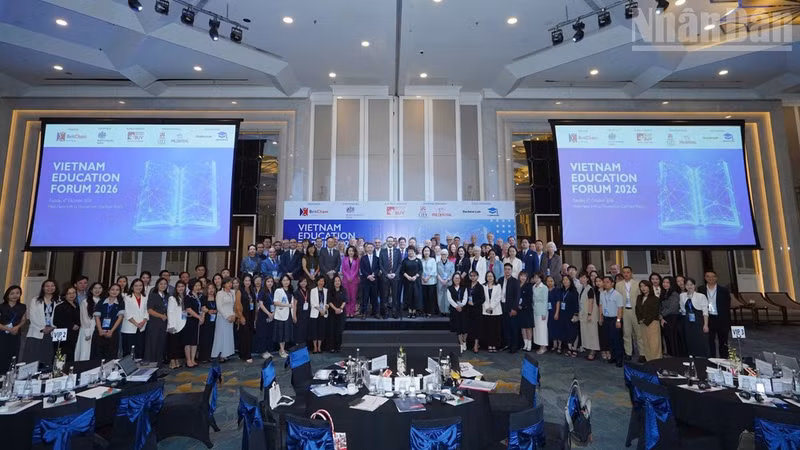 El simposio reúne a cerca de 200 delegados entre representantes de organismos de gestión, académicos, instituciones educativas y empresas de Vietnam y Reino Unido. (Foto: Nhan Dan)