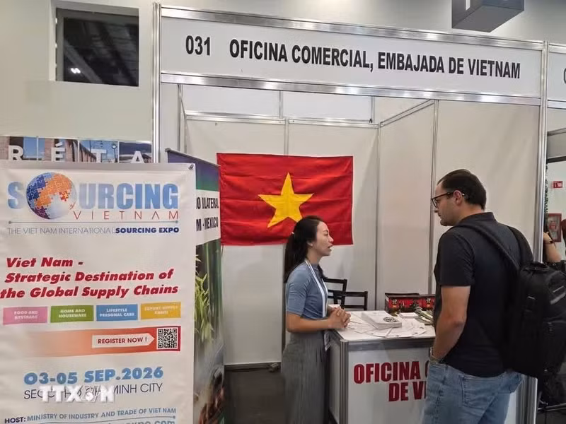 Empresas internacionales visitan el stand vietnamita. (Foto: VNA)