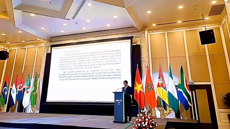 El viceministro vietnamita de Relaciones Exteriores Le Anh Tuan habla en el acto.
