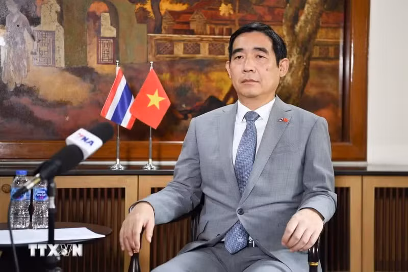 El embajador de Vietnam en Tailandia, Pham Viet Hung, responde a las preguntas de la reportera. (Foto: VNA)